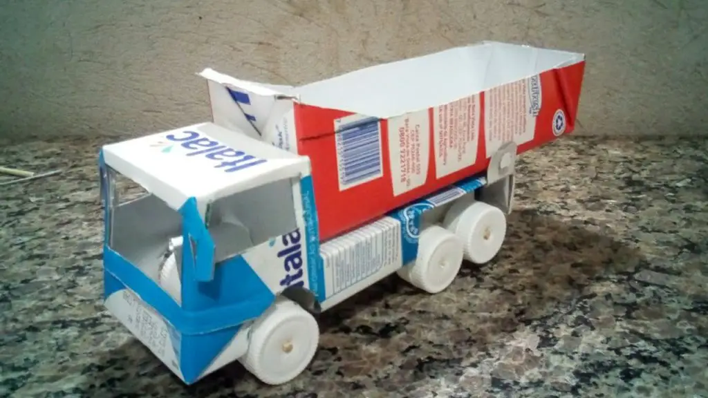 brinquedos reciclados com caixa de leite passo a passo